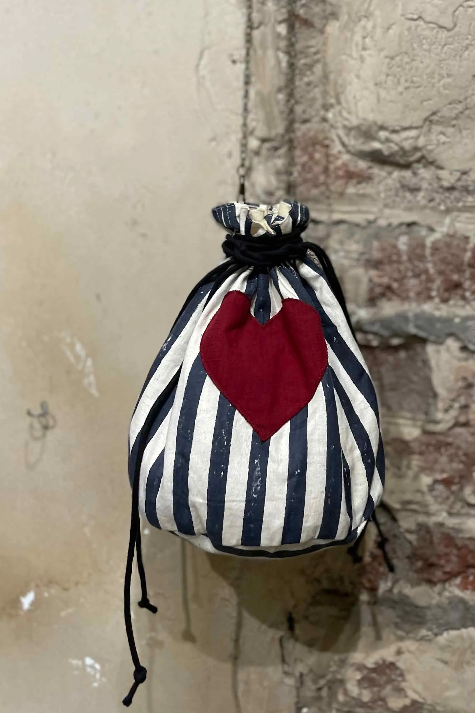 HEART BLACK STR POTLI BAG